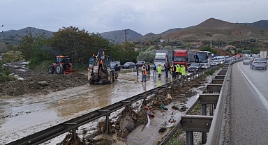 Sağanak yağışla gelen kaya parçaları, karayolunu ulaşıma kapattı