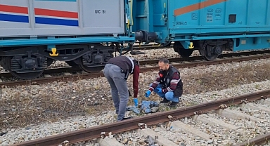 Vagonun üzerine çıkınca akıma kapıldı