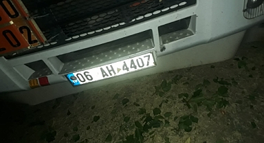 Freni boşalan tanker sahibinin evine daldı
