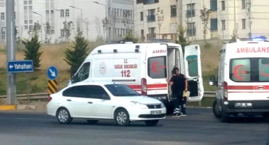 Kırmızı Işıkta İki Otomobil Çarpıştı