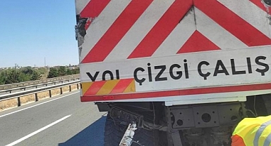 Otomobil boya ikmal kamyona çarptı