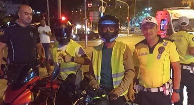 Polis ekipleri motosiklet ve bisiklet sürücülerine yelek dağıtıldı
