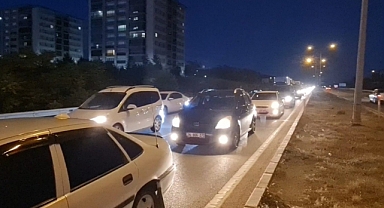 Kilit kavşakta trafik durdu, araçlar ilerlemekte güçlük çekti
