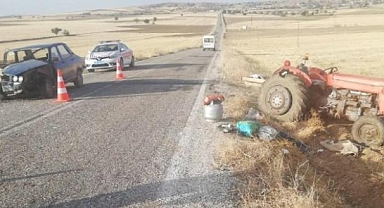 Traktörle otomobil çarpıştı 1'i ağır 3 kişi yaralandı