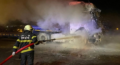 Seyir halindeki TIR yandı