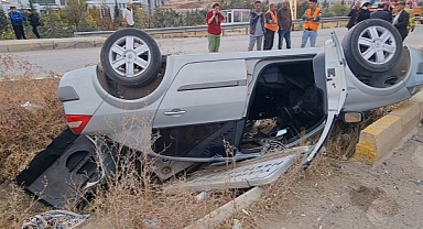 Kontrolden çıkan otomobil refüje devrildi
