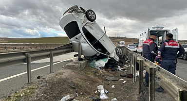 Kaza yapan otomobil şaha kalktı 