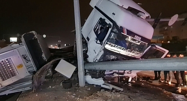 Seyir halindeki TIR trafik lambalarına çarptı