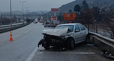 Otomobil bariyerlere çarptı