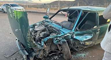 Seyir halindeki iki otomobil çarpıştı