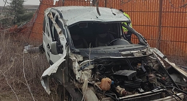 Barikatlara çarpan hafif ticari araçtaki 2 kişi yaralandı