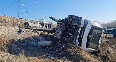 İstinat duvarı raylara devrildi