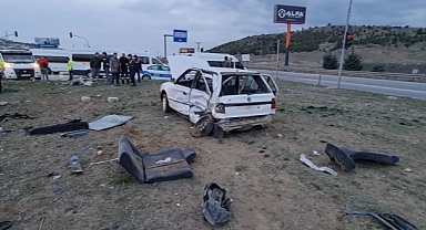 Kırıkkale'de minibüs ile otomobil çarpıştı 