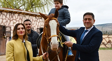 Özel çocuklara atlarla terapi uygulanıyor