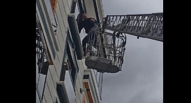 Pencereye sıkışan güvercini itfaiye kurtardı