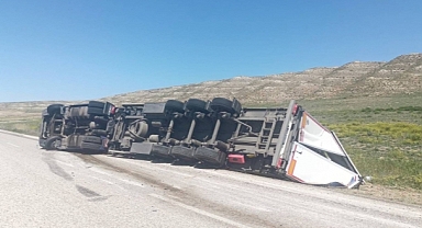 Kontrolden çıkan sebze yüklü tır devrildi