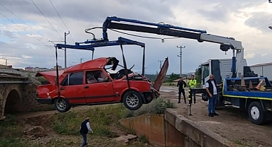 Otomobil dereye düştü 