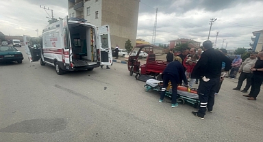 Otomobil ile elektrikli bisiklet çarpıştı