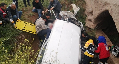 Seyir halindeki otomobil menfeze düştü