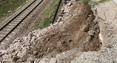 Yahşihan’da Yol Çöktü Trafik Akışı Durduruldu