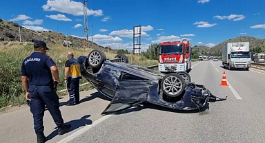 Hafif ticari araçla otomobil çarpıştı 
