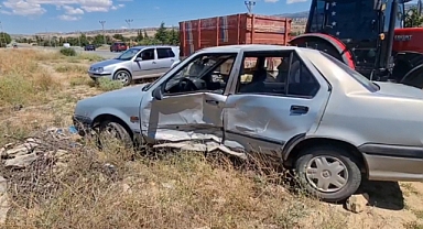 Kırıkkale'de 2 otomobil çarpıştı: 7 yaralı 