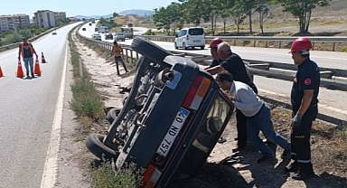 Seyir halindeki otomobil su kanalına devrildi