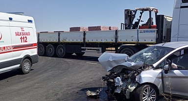 Otomobil ile tır çarpıştı