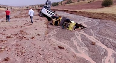 Sel suları altında kalan iş makineleri zarar gördü 