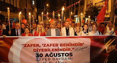 Zafer Gecesi Fener Alayı İle Aydınlandı 
