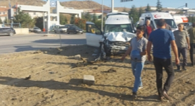 İKİ ARACIN ÇARPIŞTIĞI KAZADA ÖLÜ VE YARALI VAR