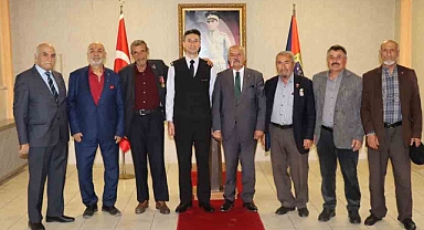 ŞEHİT AİLELERİNDEN KOMUTANI ZİYARET