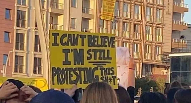 ÜNİVERSİTELİ KIZLARDAN ŞİDDET PROTESTOSU