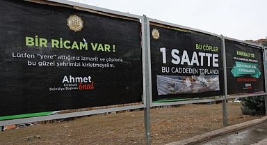 FARKINDALIK İÇİN ÇÖPLER BİLLBOARDA ASILDI