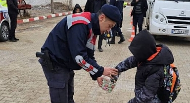 JANDARMA ÖĞRENCİNİN YANINDA