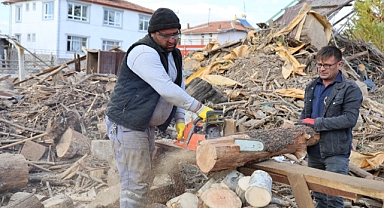 Kırıkkale’de budanan ağaçlar ihtiyaç sahiplerine yakacak oluyor