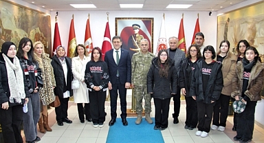 ESERLERİYLE KARŞILAŞAN ÖĞRENCİLER BÜYÜK SEVİNÇ YAŞADI