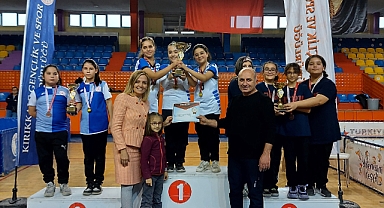 TENİSÇİLERE ÖDÜL VERİLDİ
