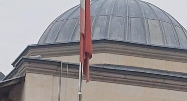 TÜRK BAYRAĞINA SAYGI BU KADARMI?