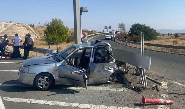 otomobil bariyere çarptı: 1 ölü 4 yaralı