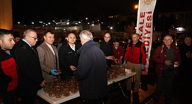 Başkan Önal, Berat Kandili'nde vatandaşlara lokma ikramında bulundu