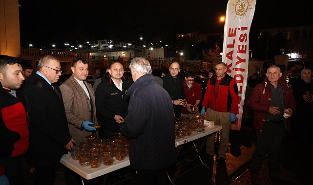 Başkan Önal, Berat Kandili'nde vatandaşlara lokma ikramında bulundu